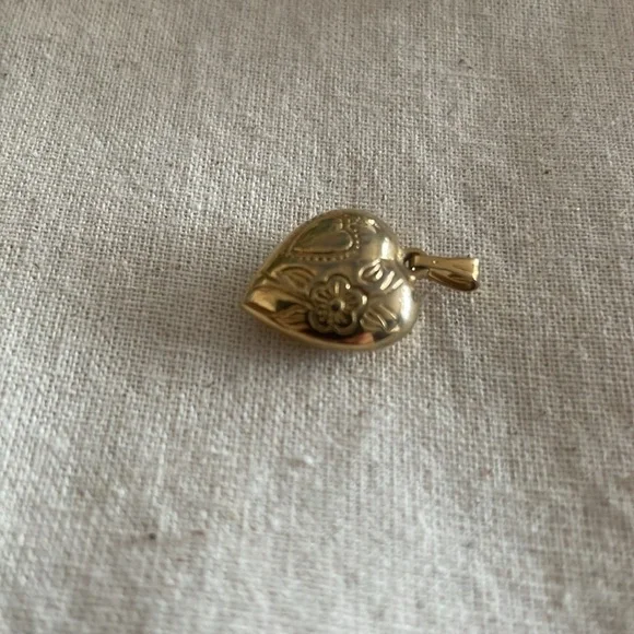 ROMANTIC Gold Heart Pendant - Picture 9 of 9